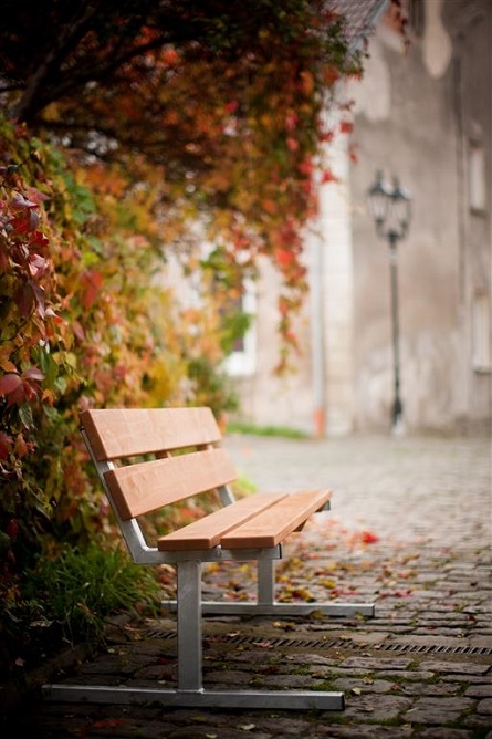 Lars Laj  L'arredo esterno, Le panche