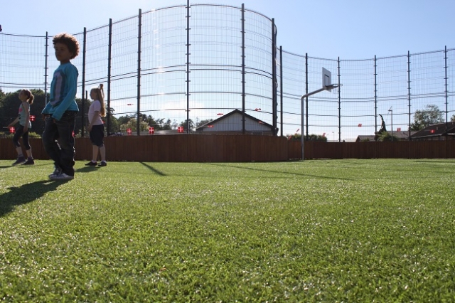 Lars-Laj-Le-superfici-sicure-L'erba-artificiale-2