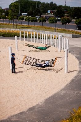 Lars Laj L'arredo di parchi giochi, Le Amache