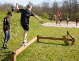 Lars Laj L'arredo di parchi giochi, Le travi d'equilibrio