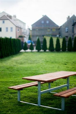 Lars Laj  L'arredo esterno, Le panche