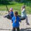 Bambini che si divertono su Single Swing (BNS 90cm) in un’area giochi.