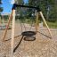 Altalena da esterno, Single Swing (BNS 90cm), in un’area giochi con pavimento in cippato di legno.