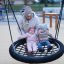 Attrezzatura da parco giochi Single Swing (BNS 90cm) con due bambini piccoli seduti sull’altalena a rete.