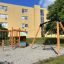 Single Swing (BNS 90cm) in un’area giochi vicino a edifici residenziali