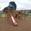 Attrezzatura da parco giochi all'aperto Climbing Booth con scivolo e strutture per arrampicarsi.