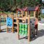 Alpha playhouse with slide in un contesto di parco giochi all'aperto