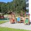 Alpha playhouse with slide in un contesto di parco giochi