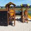 Alpha playhouse with slide all'aperto in un parco giochi.