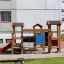 Alpha playhouse with slide in un contesto di area giochi