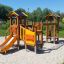 Alpha playhouse with slide in un parco giochi in una giornata di sole