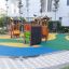 Alpha playhouse with slide in un parco giochi all'aperto