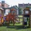 Alpha playhouse with slide in un parco giochi con bambini che giocano