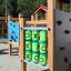 Alpha playhouse with slide e gioco del tris in un parco giochi.