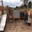 Campanille playground castle con scivolo e strutture per arrampicata su superficie sabbiosa