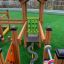 Attrezzatura da parco giochi per bambini Trixie con strutture di arrampicata in legno e gioco del tris.