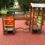 Attrezzatura da parco giochi per bambini Trixie con scivoli e strutture per arrampicata in un parco.