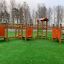 Trixie attrezzatura da gioco per bambini su erba artificiale in una zona residenziale