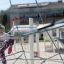 Small Powerclimber climbing net nel parco giochi con bambini che si arrampicano