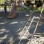 Struttura con rete da arrampicata per bambini in un parco giochi.