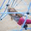 Un bambino che si arrampica su Small Powerclimber climbing net.