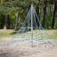 Small Powerclimber climbing net in un parco con alberi sullo sfondo.
