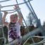 Bambino che si arrampica su Small Powerclimber climbing net nel parco giochi.