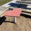 Heart Table in una sabbiera in un parco giochi.