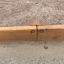 Larch Board Section Low - sezione di tavola in legno fissata su terreno sabbioso.