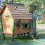 Casetta da gioco in legno con rifiniture verdi della serie Britta's Playhouse.
