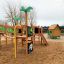 Britta's Playhouse struttura da gioco in legno per esterni con scivolo, rete da arrampicata e casetta colorata in
