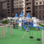 Double Tyre double swing in un parco giochi con strutture a tema castello.