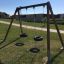 Double Tyre double swing su un parco giochi erboso.