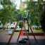 Double Tyre double swing in un contesto di parco.