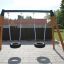 Double Tyre double swing con struttura in legno in un parco giochi.