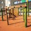 Spillikins wooden playhouse in un moderno parco giochi con corde da arrampicata e strutture in legno.
