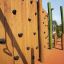 Parete in legno con appigli per arrampicata, parte del Spillikins wooden playhouse.