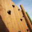 Parete in legno di Spillikins wooden playhouse con appigli per arrampicata.