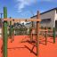 Spillikins wooden playhouse in un'area giochi all'aperto.
