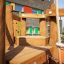 Spillikins wooden playhouse in un'area giochi all'aperto.
