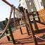 Spillikins wooden playhouse con corde da arrampicata e struttura da gioco per esterni.