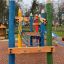 Struttura da arrampicata della casetta da gioco Crayons con pali colorati a forma di matita e ponte di corda in un p