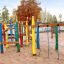 Casetta da gioco in legno Colorful Crayons su un parco giochi sabbioso.