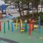 Casetta da gioco in legno Crayons, attrezzatura da parco giochi a tema in un parco.
