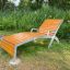 Cannes Deck Chair realizzato in legno e metallo in un giardino.