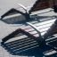 Moderno arredo da esterno Montpellier Deck Chair su una superficie pavimentata.