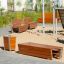 Ryga Bin Light cestino da esterno in legno con struttura in metallo nell'area giochi