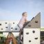 Un bambino che si arrampica sulla struttura del parco giochi Climbing cubes.