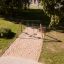 Double Safety Seat double swing in un parco giochi con terreno sabbioso.