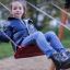 Bambini che si divertono su un Double Safety Seat double swing in un parco.